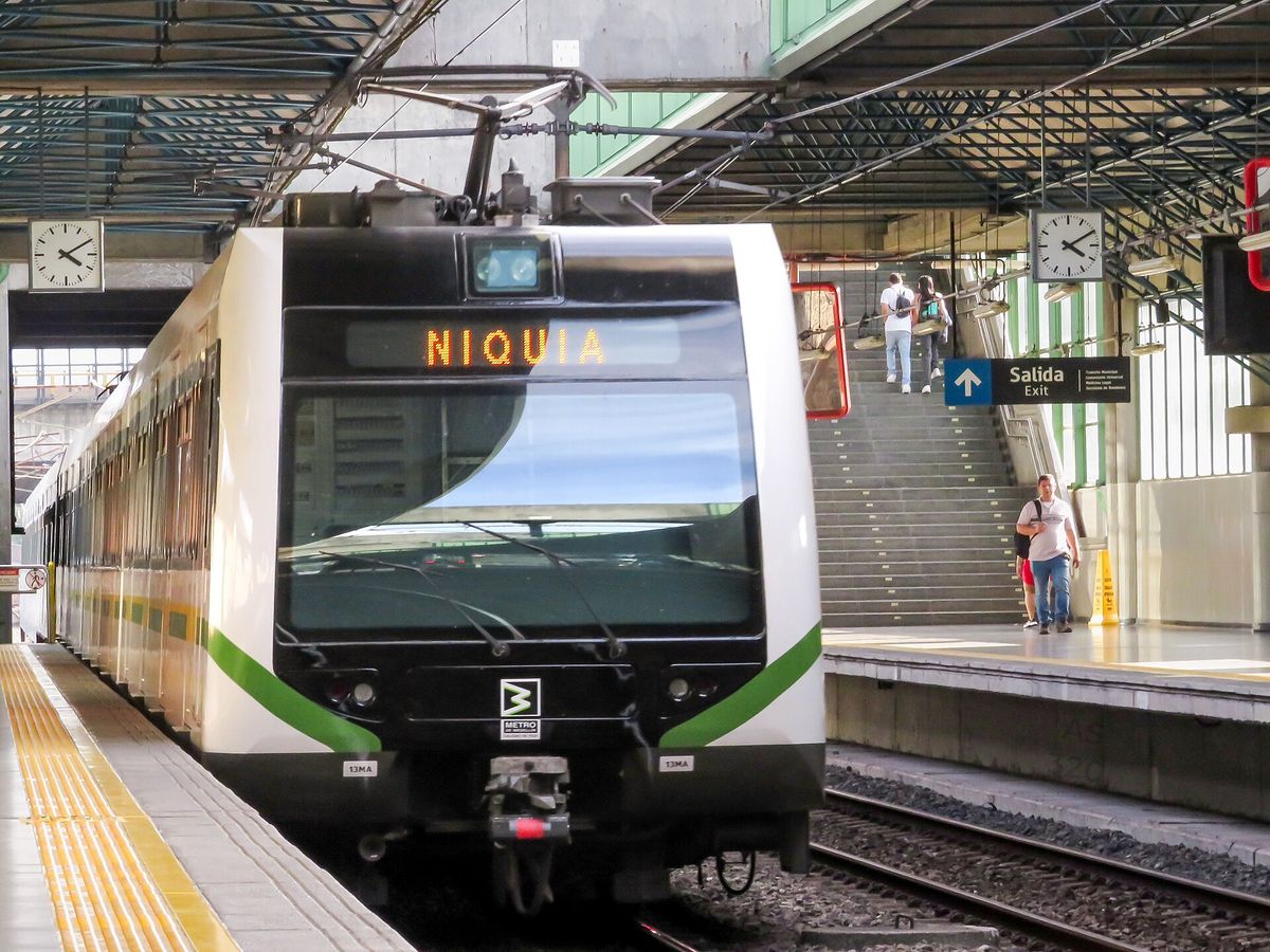 A modernised Metro de Medellín train at a clean, covered station platform