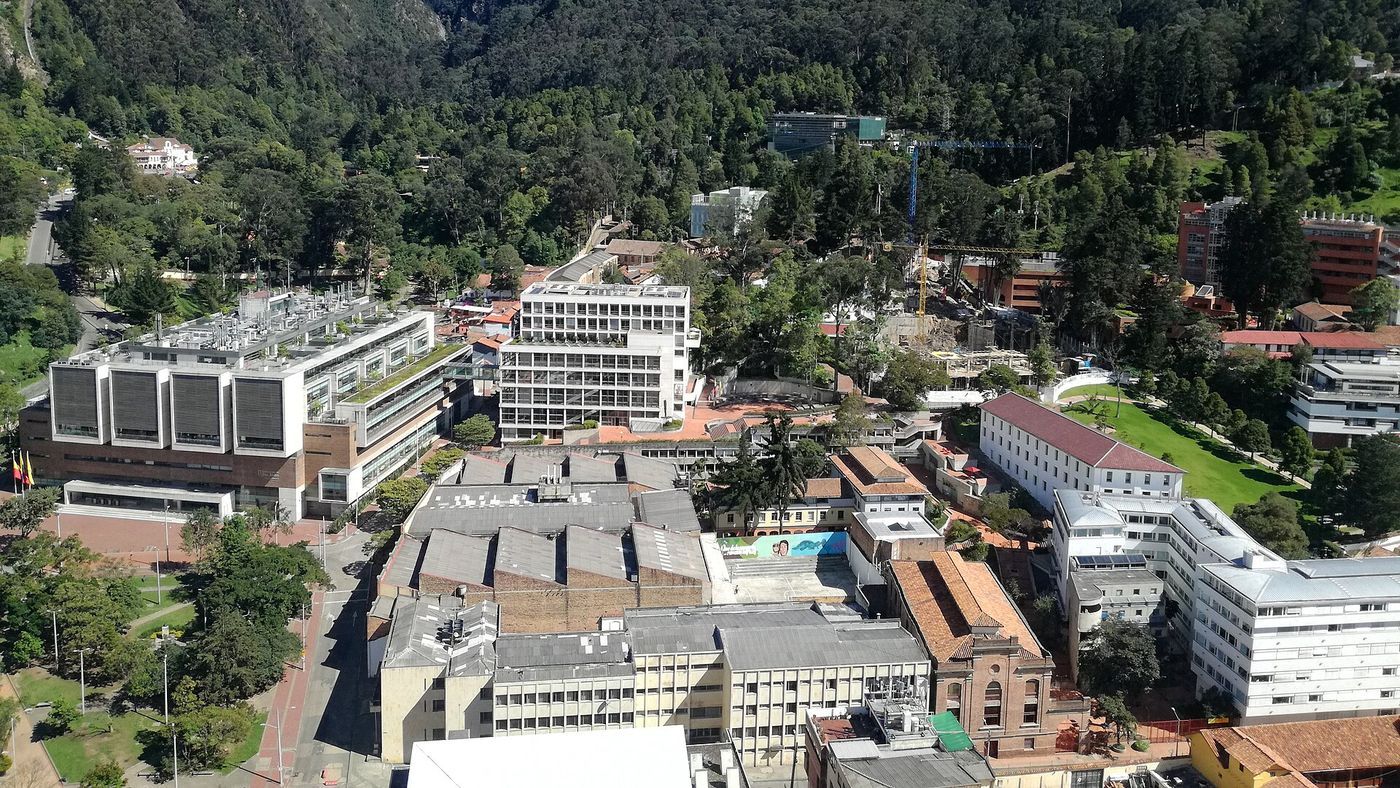 Aerial view of the Universidad de los Andes campus in Bogotá against the forested eastern hills